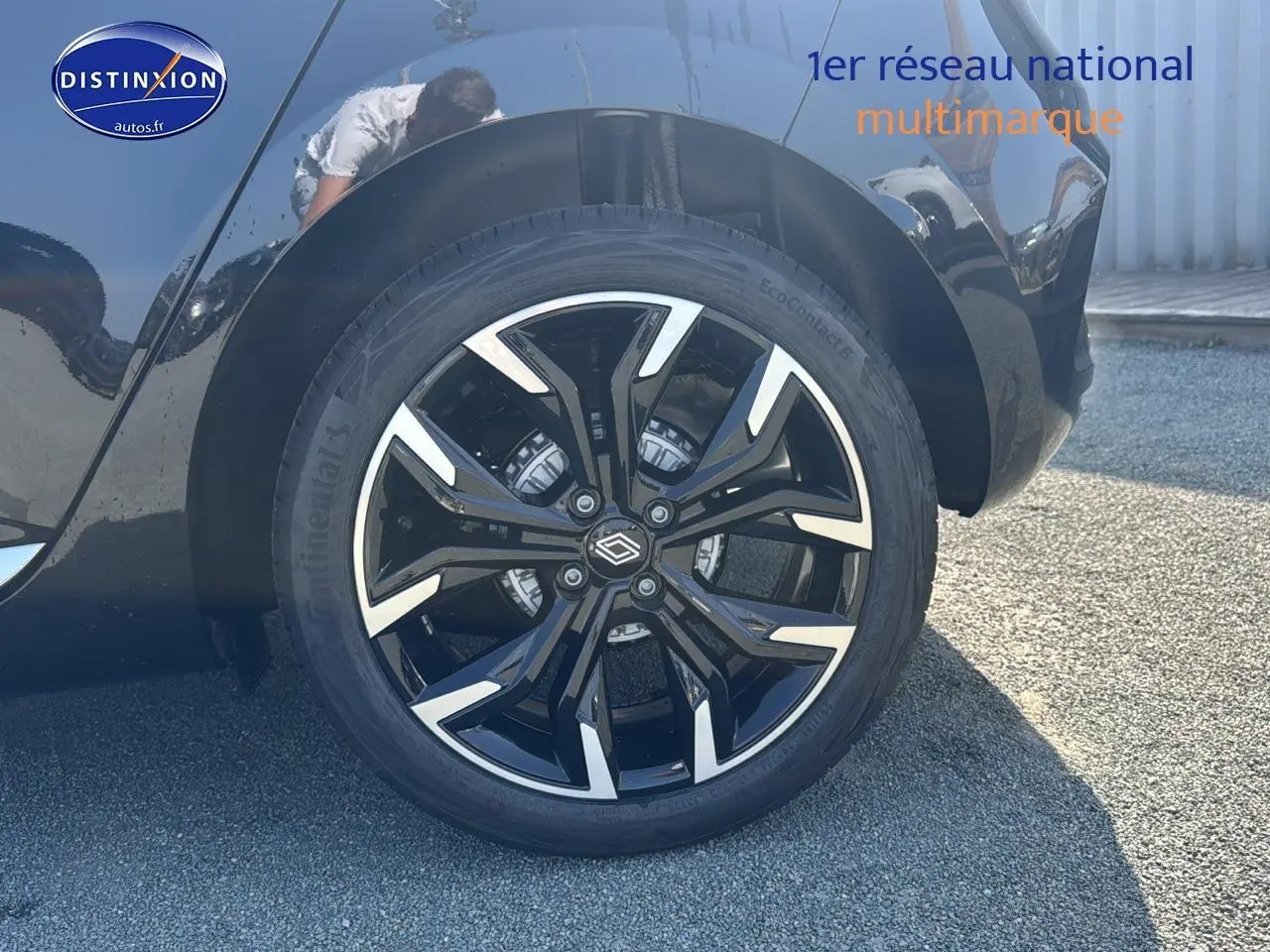 Gros plan sur la roue arrière droite noire de la Renault Clio V 1.0 TCe 90 Techno avec jante alu bicolore.