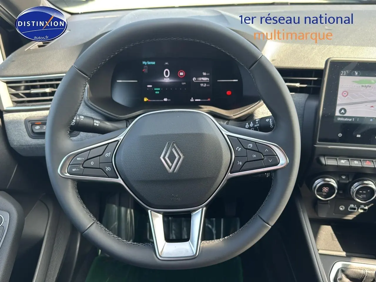 Vue centrée sur le volant multifonction noir de la Renault Clio V 2025 avec tableau de bord numérique et écran tactile.