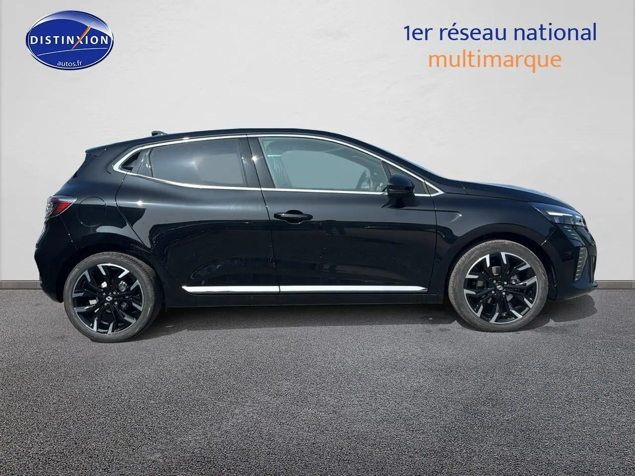 Profil droit d'une Renault Clio V noire 2025 avec jantes alu noires et vitres arrière surteintées.