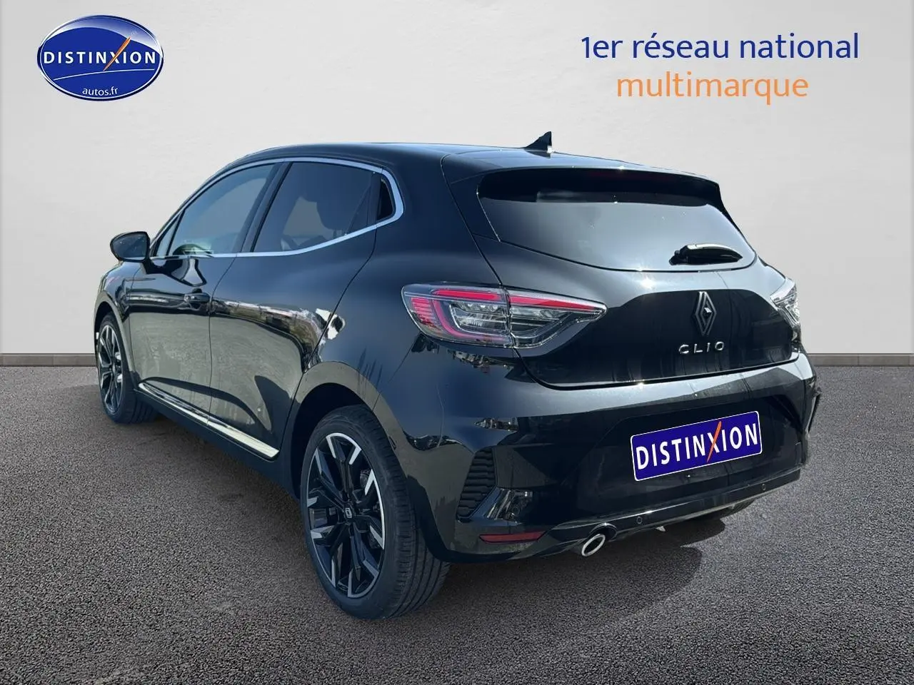 Vue 3/4 arrière droite d'une Renault Clio V noire avec jantes alu et feux arrière LED distinctifs.