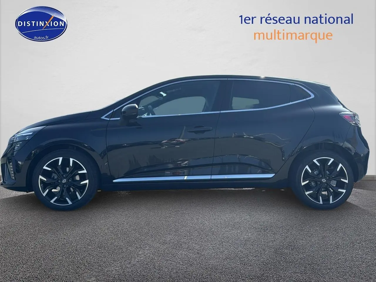 Profil côté gauche d'une Renault Clio V noire 2025 avec jantes alu et vitres arrière surteintées.