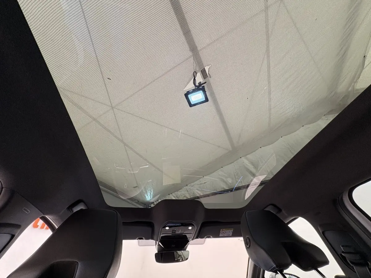 Vue intérieure vers le toit panoramique en verre du Renault Espace blanc, version Esprit Alpine 7 places 2025.