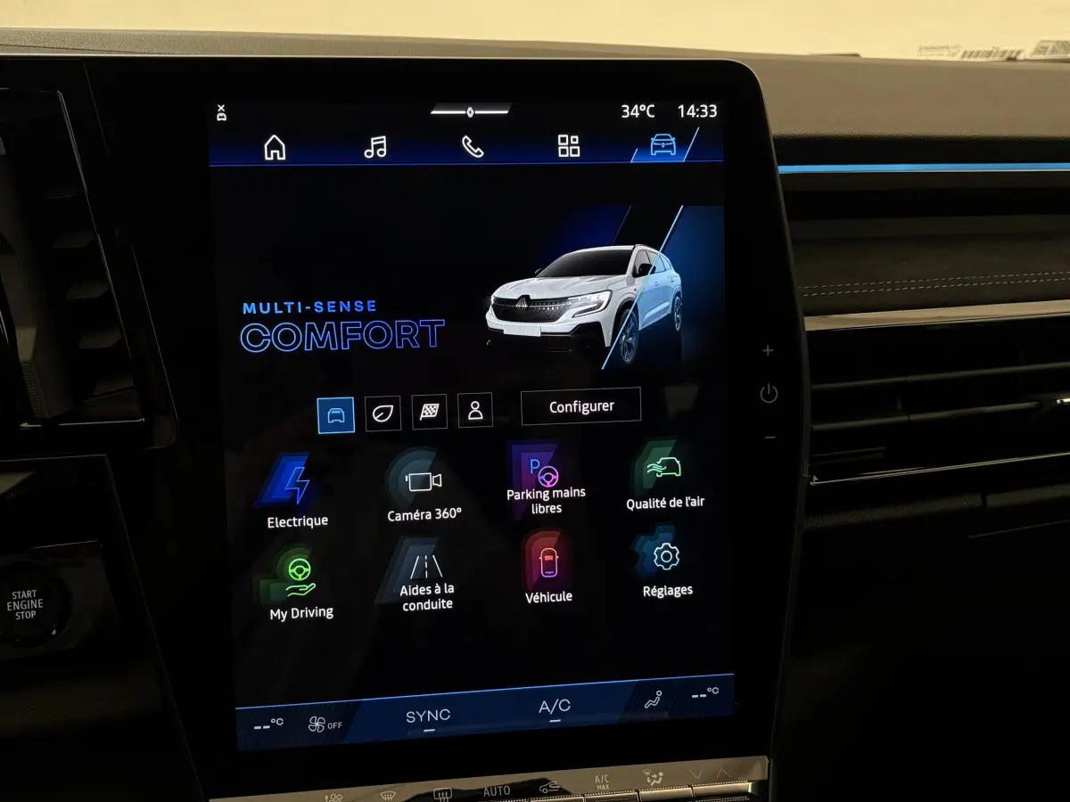 Écran tactile central du tableau de bord du Renault Espace blanc, affichant les options de conduite et confort.