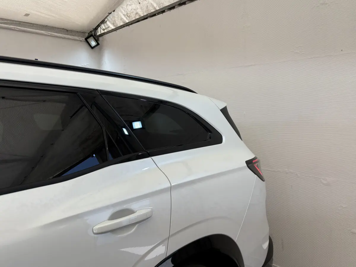 Vue côté droit arrière du Renault Espace blanc esprit Alpine 7PL E-Tech 2025 avec vitres teintées et feux LED.