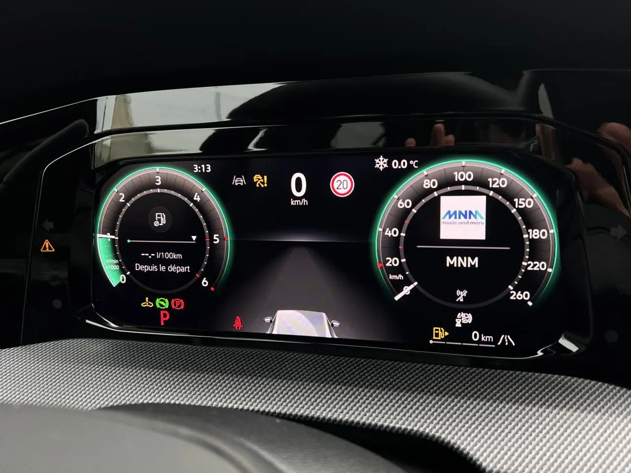 Tableau de bord numérique de la Volkswagen Golf VIII R-Line noir, affichant vitesse et compte-tours en vue frontale.