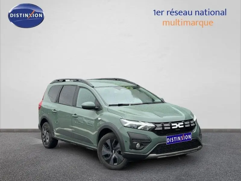 Dacia Jogger 2025 kaki lichen en 3/4 avant droit, break familial 7 places avec toit noir et jantes foncées.