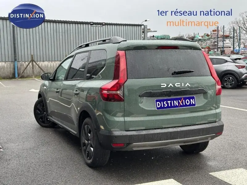Vue 3/4 arrière droite du Dacia Jogger 2025 en kaki lichen, version 7 places avec toit noir et jantes noires.