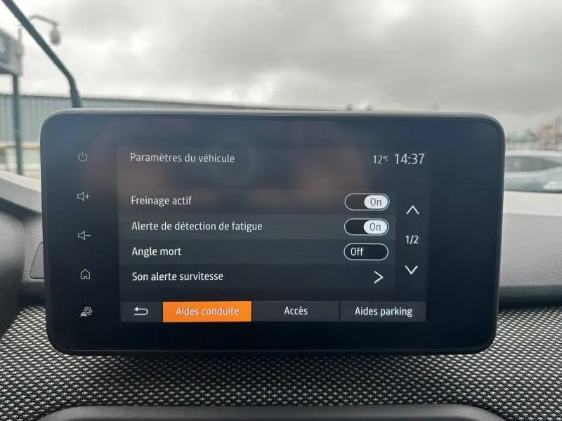 Écran tactile du tableau de bord du Dacia Jogger 2025 affichant les paramètres d’aide à la conduite.