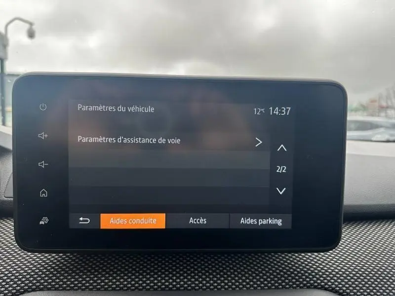 Écran tactile intérieur du Dacia Jogger 2025 affichant les paramètres d'assistance de conduite, vue frontale.
