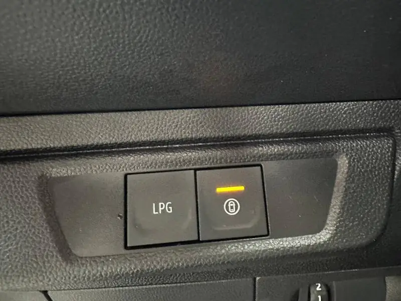 Boutons de commande LPG et verrouillage avec témoin orange allumé, détail intérieur du Dacia Jogger 2025.