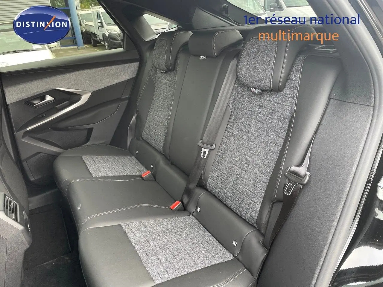 Vue intérieure côté gauche des sièges arrière en cuir noir et tissu gris du Peugeot 3008 Hybrid 2025 noir perle métal.