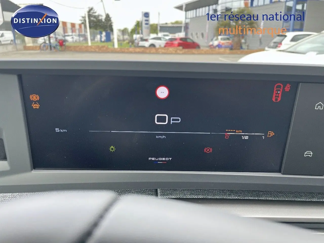 Tableau de bord numérique du Peugeot 3008 Hybrid 2025 affichant la vitesse et indicateurs, vu de face côté conducteur.