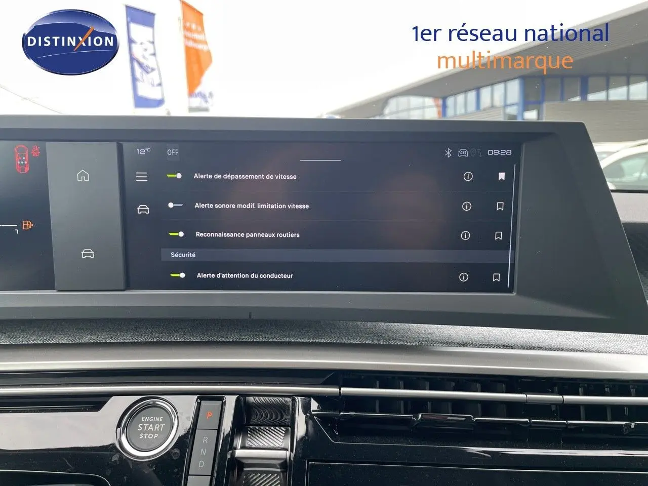 Écran tactile du tableau de bord du Peugeot 3008 Hybrid 2025 affichant les alertes de sécurité, intérieur moderne noir.