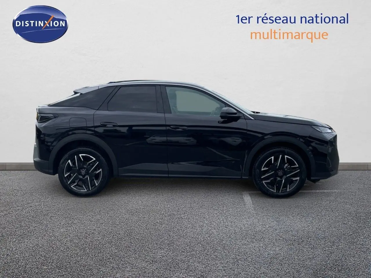 Profil côté gauche du Peugeot 3008 Hybrid 136ch Allure noir perle métal avec jantes bi-ton 19 pouces.