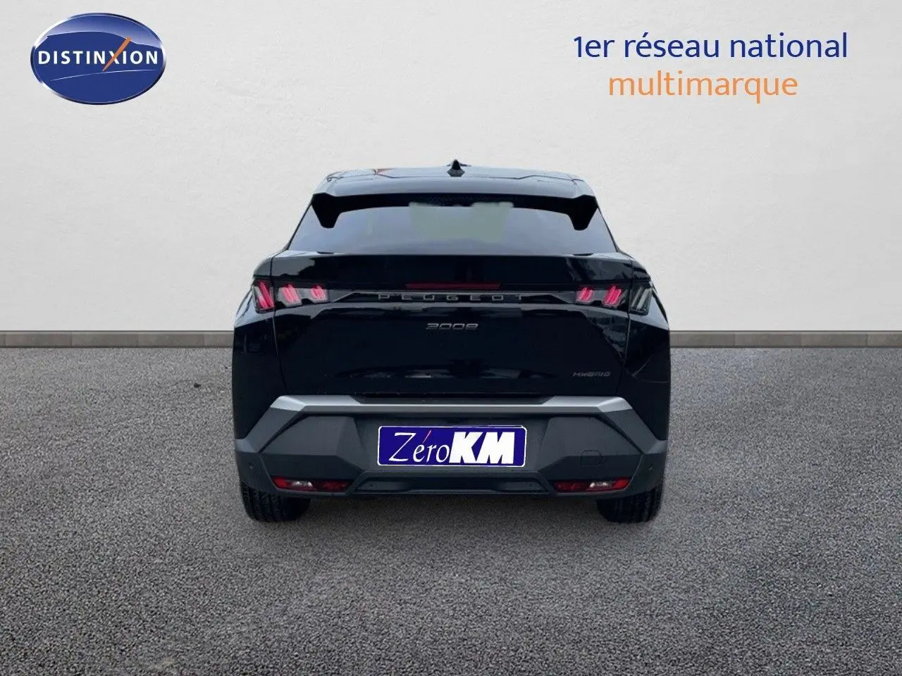 Vue arrière du Peugeot 3008 Hybrid noir perle métal 2025 avec feux LED distinctifs et plaque Zero KM.