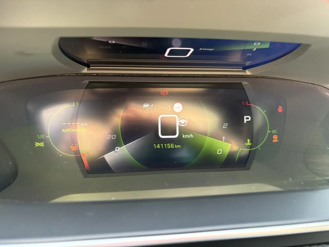 Affichage numérique du tableau de bord du Peugeot 2008 GT Diesel noir, montrant la vitesse et l'autonomie restante.