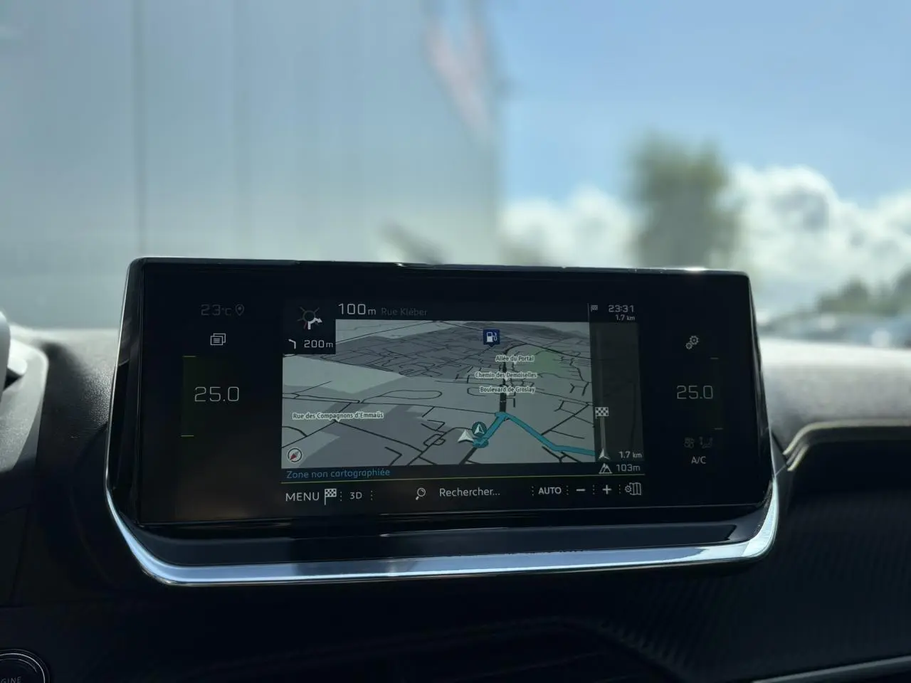 Écran tactile 10'' du GPS 3D connecté dans le tableau de bord d'une Peugeot 2008 GT noir Onyx, vue intérieure frontale.