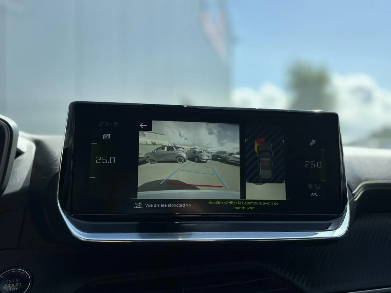 Écran tactile du Peugeot 2008 GT 2021 montrant la caméra de recul et l'aide au stationnement en intérieur.