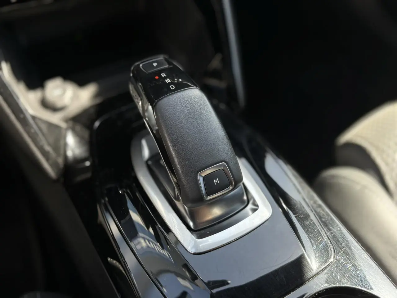 Le levier de vitesses automatique noir du Peugeot 2008 GT 2021 vu en gros plan sur la console centrale.