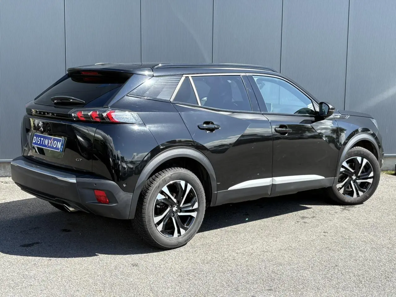 Peugeot 2008 GT noir Onyx vue 3/4 arrière droit avec jantes alliage bi-tons et feux LED 3 griffes