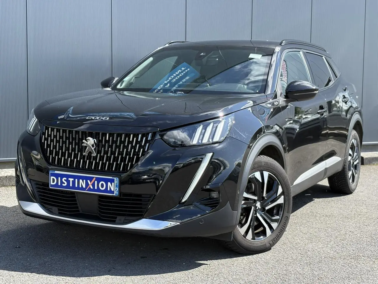 Peugeot 2008 noir Onyx vue 3/4 avant droit, avec calandre distinctive et jantes alliage bi-ton 17 pouces.