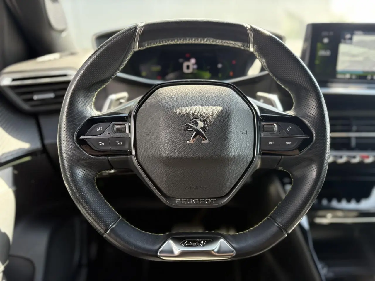 Volant compact cuir noir avec badge GT et commandes multimédia, intérieur Peugeot 2008 1.5 BlueHDI 130 EAT8 GT.