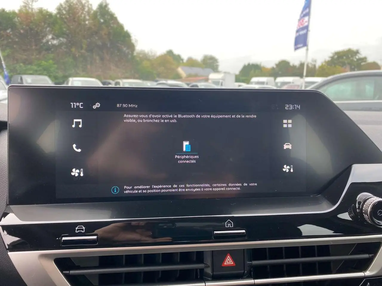 Écran tactile central du tableau de bord de la Citroën C4 hybride 2025, affichant les connexions Bluetooth et la température extérieure.