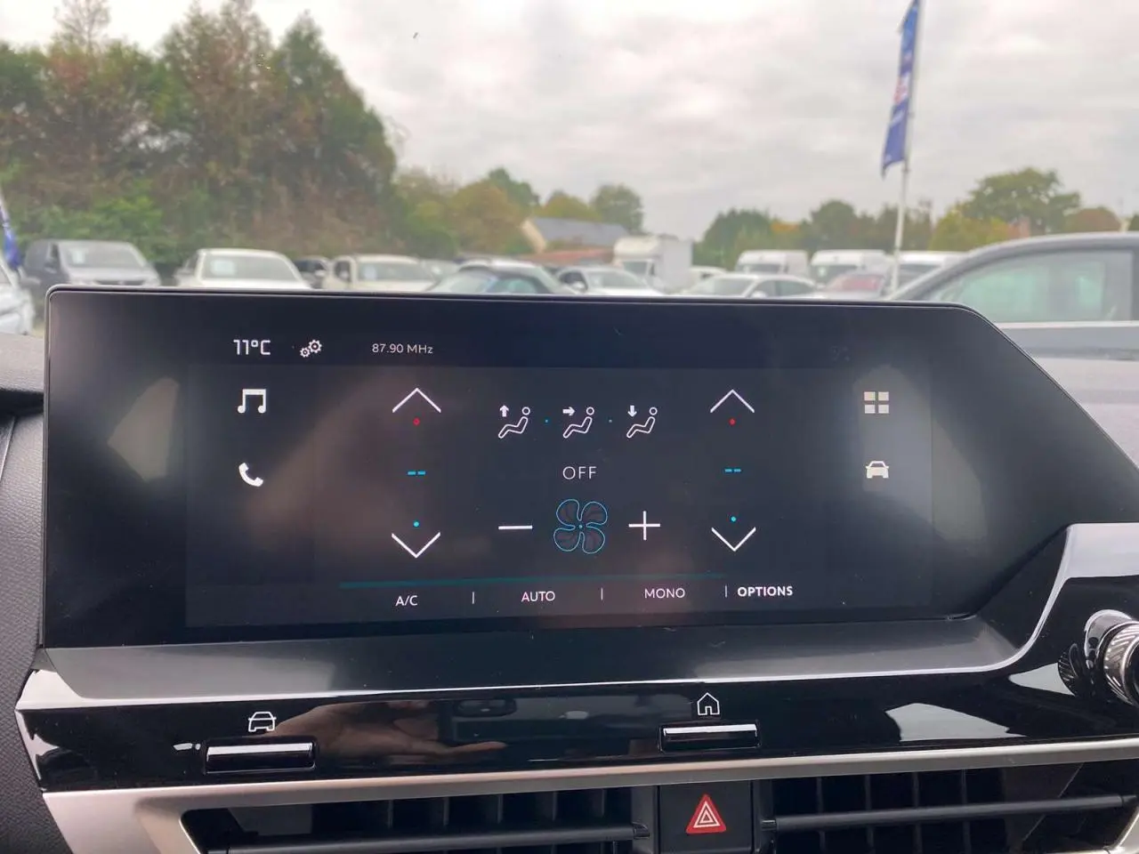 Écran tactile central de la CITROEN C4 hybride 2025 affichant les commandes de climatisation, intérieur noir.