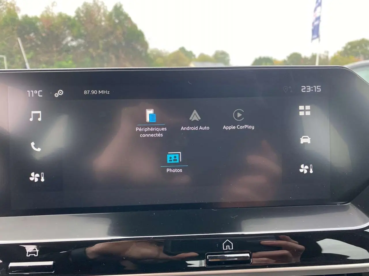 Écran tactile central affichant Android Auto et Apple CarPlay dans une Citroën C4 noire, vue intérieure avant.