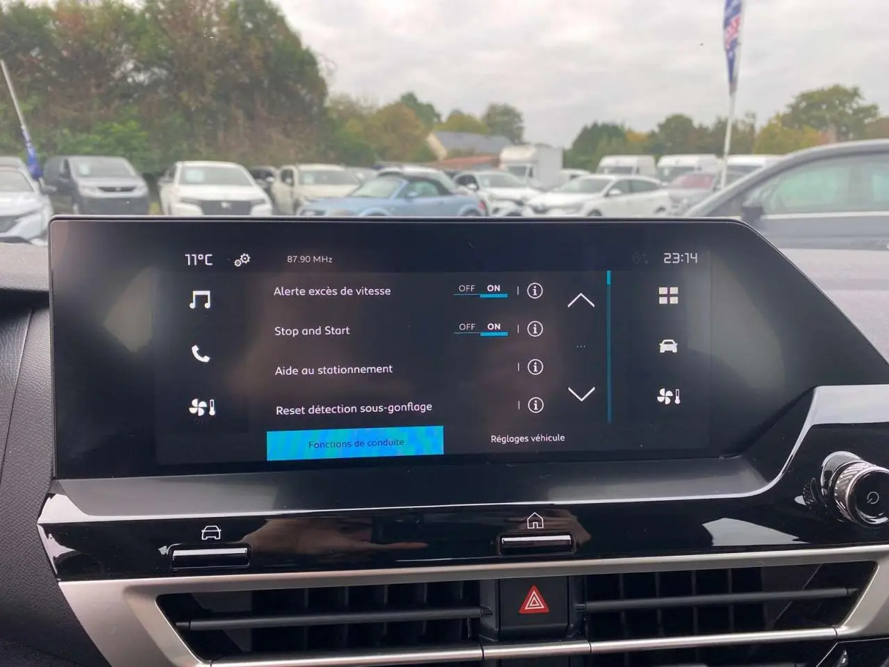 Écran tactile central du tableau de bord de la Citroën C4 hybride 2025, affichant les réglages d'aide à la conduite.