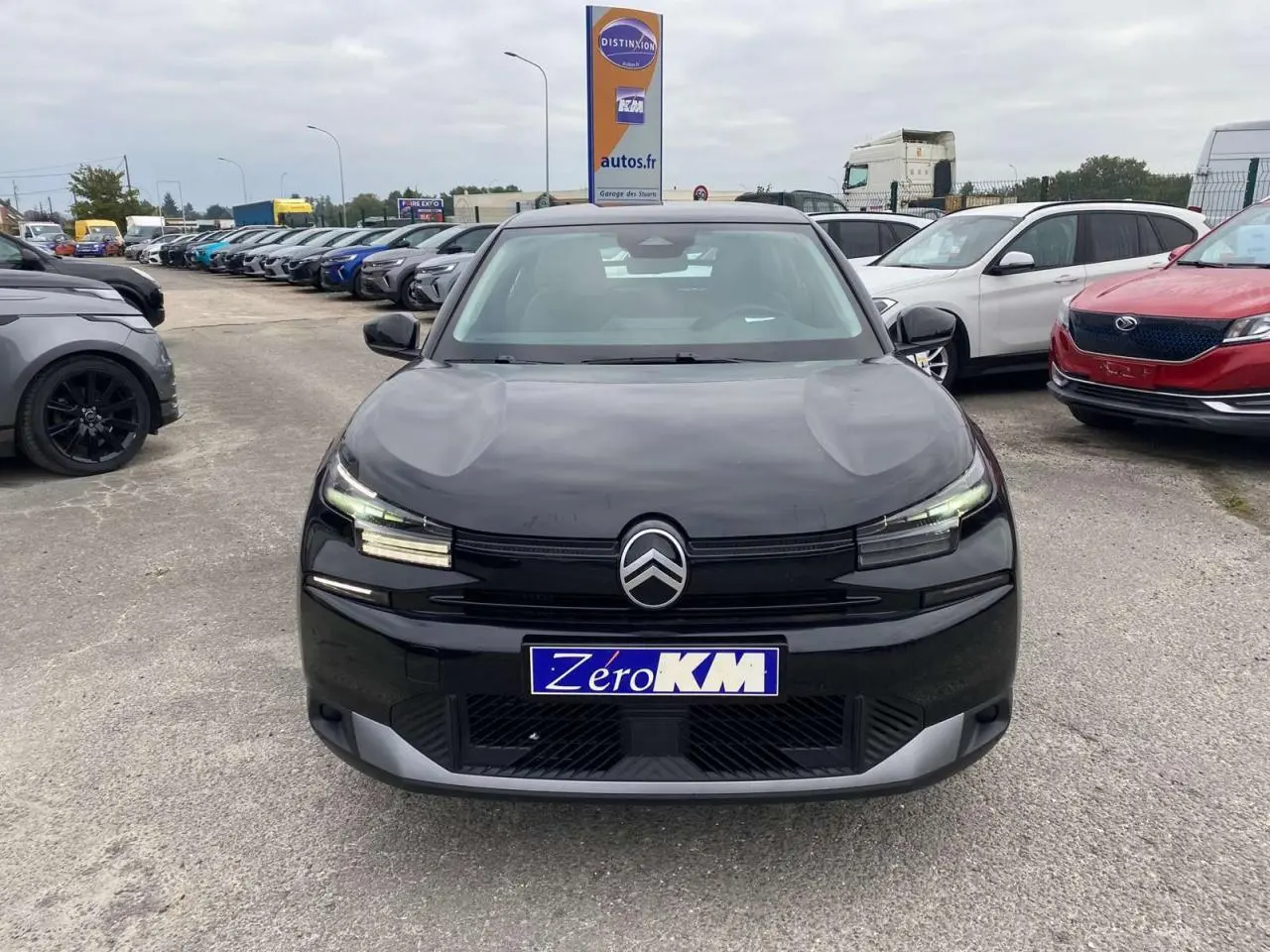 Vue frontale d'une Citroën C4 noire Perla Nera avec calandre épurée et phares LED distinctifs.