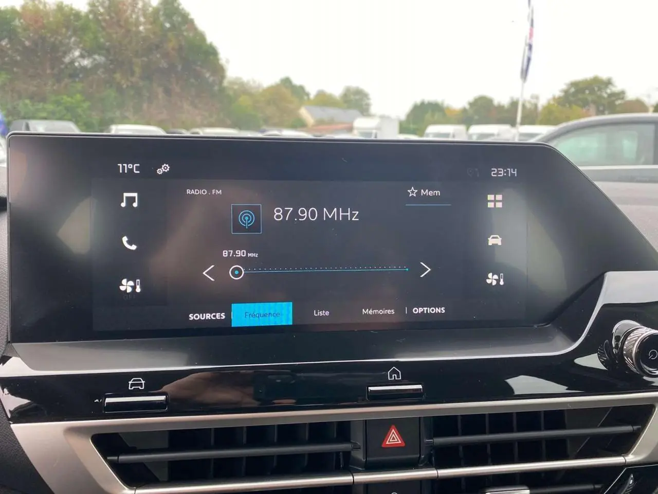 Écran tactile central affichant la radio FM dans l'habitacle moderne d'une Citroën C4 hybride 2025.