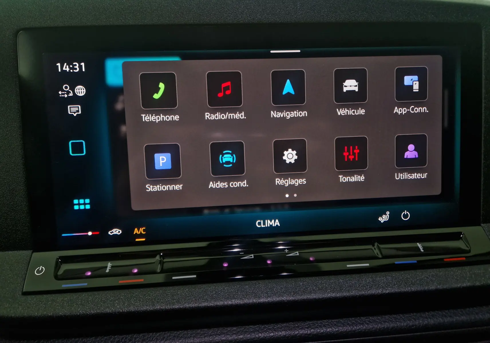 Écran tactile du système de navigation du Volkswagen Caddy Maxi 2025 affichant un itinéraire en ville.