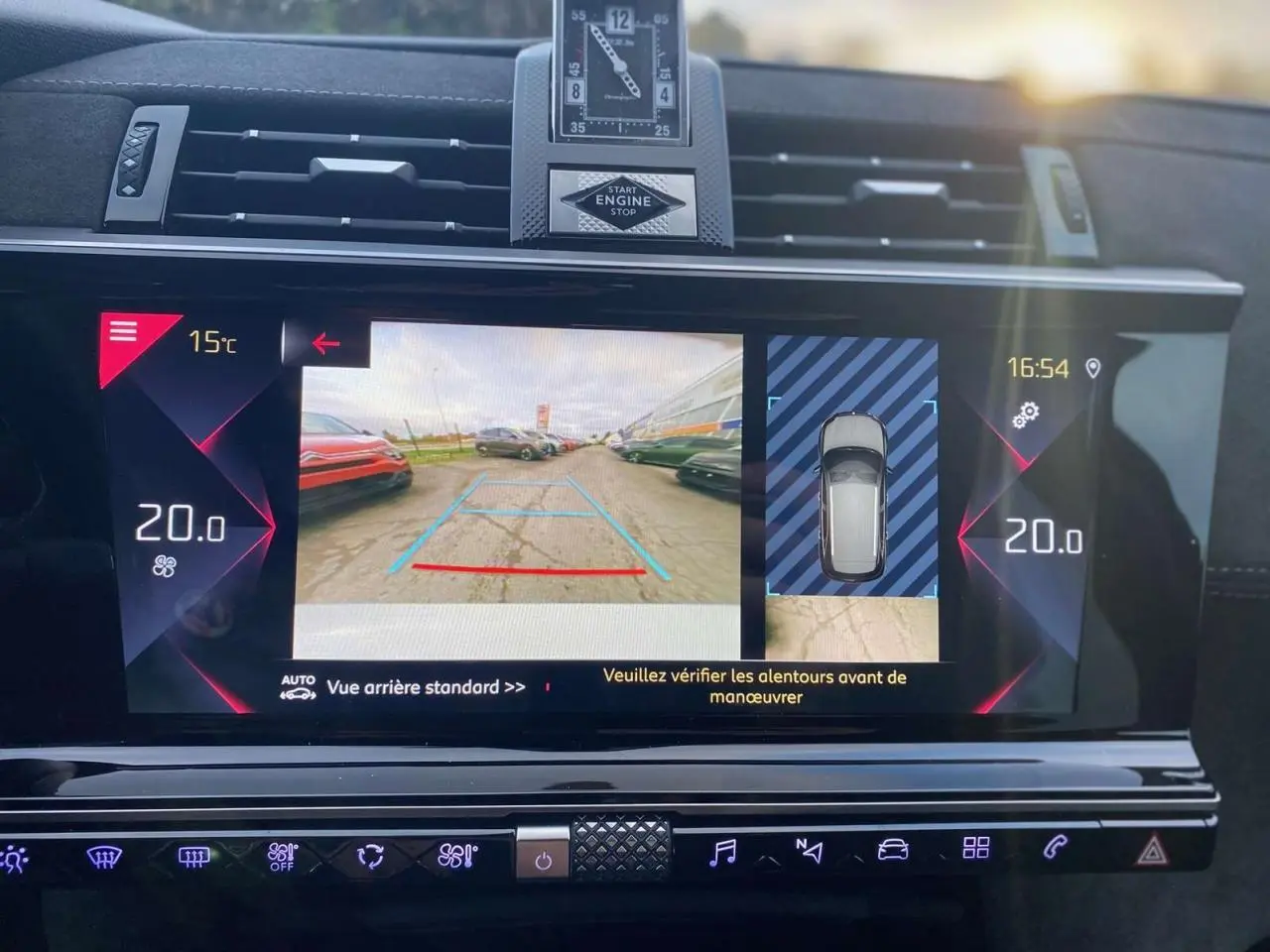 Écran central du DS7 Crossback blanc 2022 montrant la caméra de recul et l'affichage de la température intérieure à 20°C.