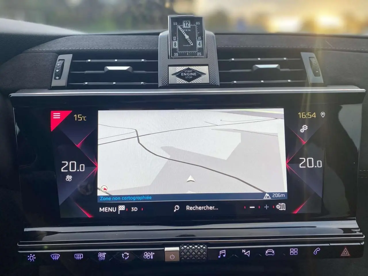 Vue rapprochée de l'écran tactile central et de l'horloge analogique du tableau de bord du DS7 Crossback blanc 2022.