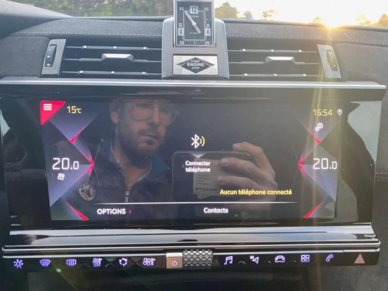 Vue rapprochée de l'écran tactile central et de l'horloge analogique du tableau de bord du DS7 Crossback blanc 2022.