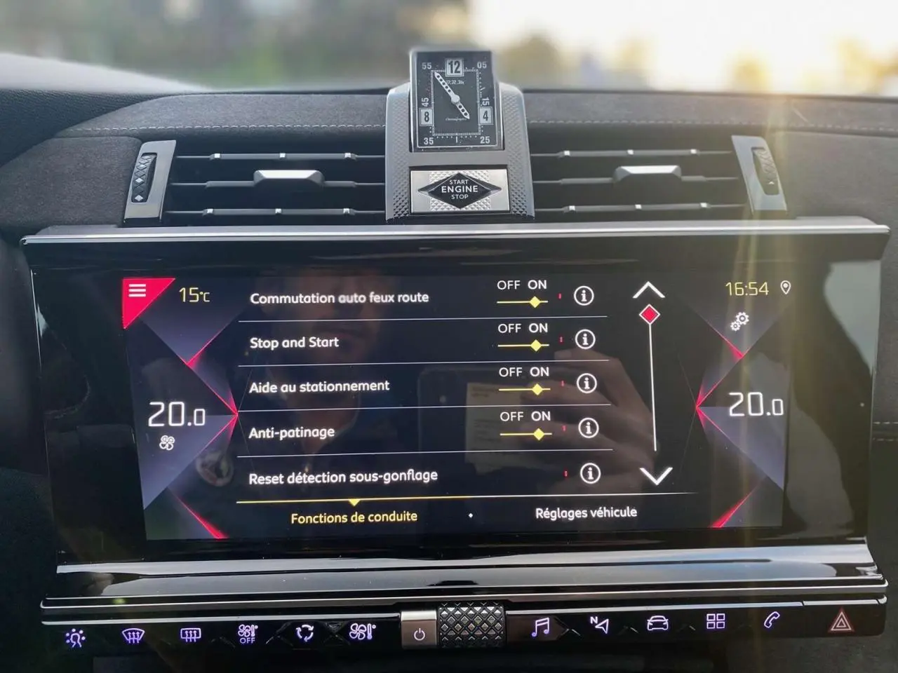 Vue rapprochée de l'écran tactile central et de l'horloge analogique du tableau de bord du DS7 Crossback blanc 2022.
