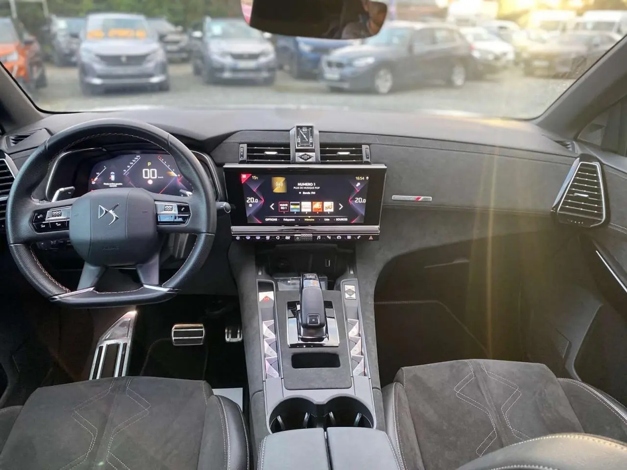 Intérieur du DS7 Crossback blanc 2022, vue avant centrée sur le tableau de bord et la console centrale avec écran tactile.