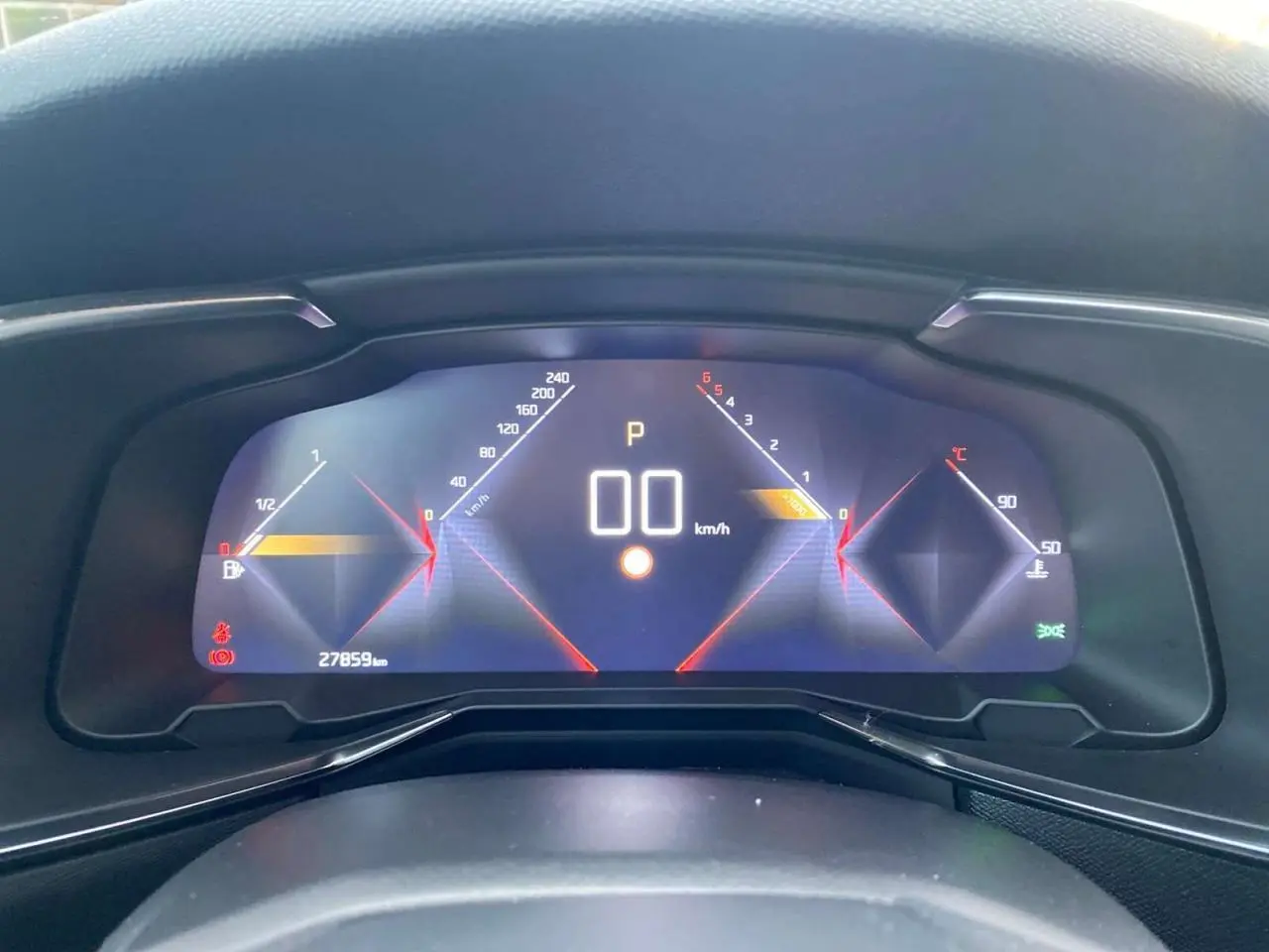 Tableau de bord numérique du DS7 Crossback 2022, affichage digital avec vitesse à 0 km/h et compte-tours stylisé.