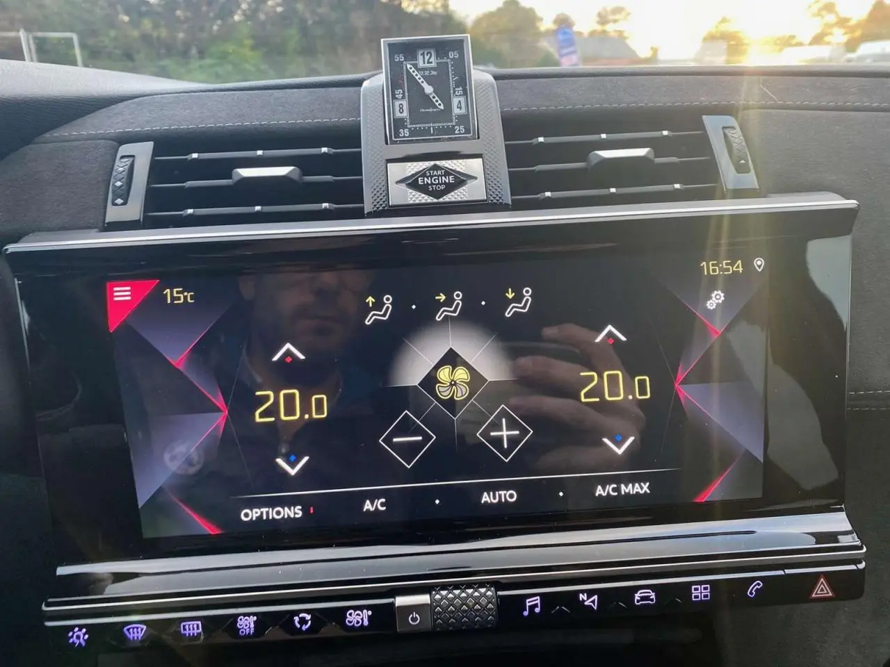 Écran tactile central du tableau de bord du DS7 Crossback blanc 2022, affichant la climatisation à 20°C.