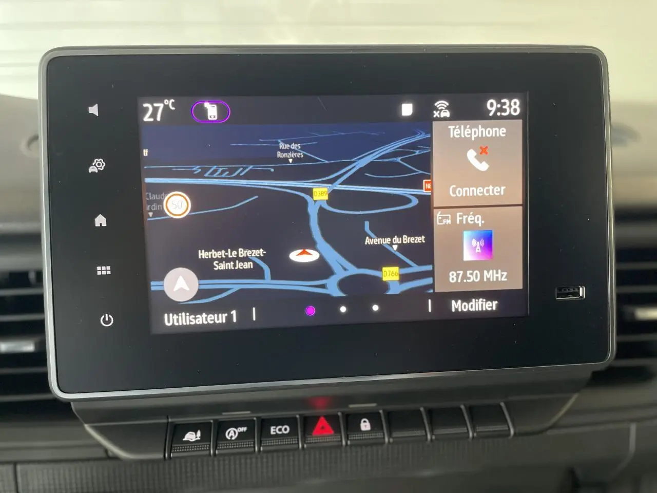 Écran tactile multimédia Easy Link 8 pouces du Renault Trafic Fourgon affichant la navigation et la radio.