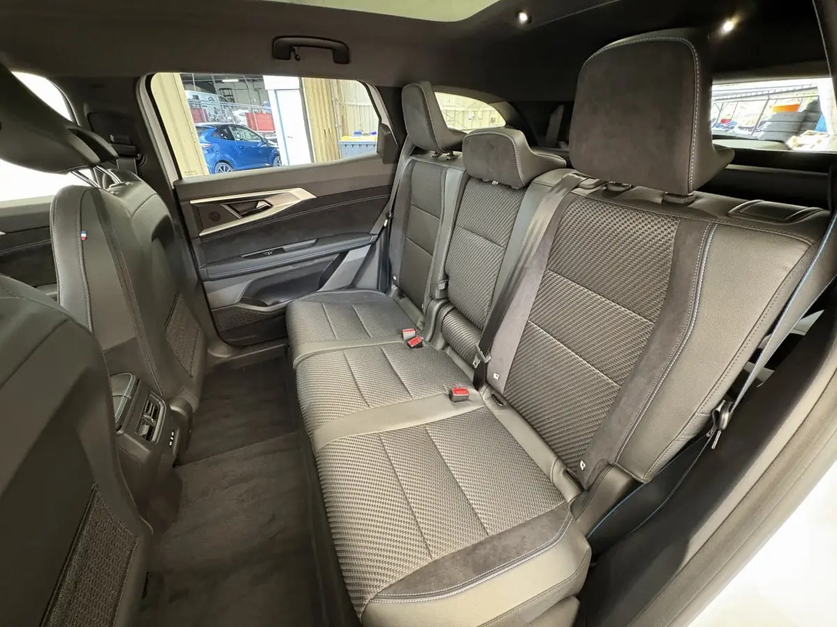 Vue intérieure côté droit sur la banquette arrière en cuir noir du Renault Espace Esprit Alpine 2025.