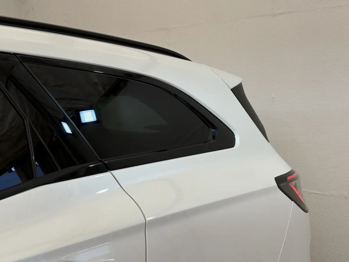 Vue latérale arrière droite du Renault Espace blanc 2025 avec vitres teintées et feux LED distinctifs.