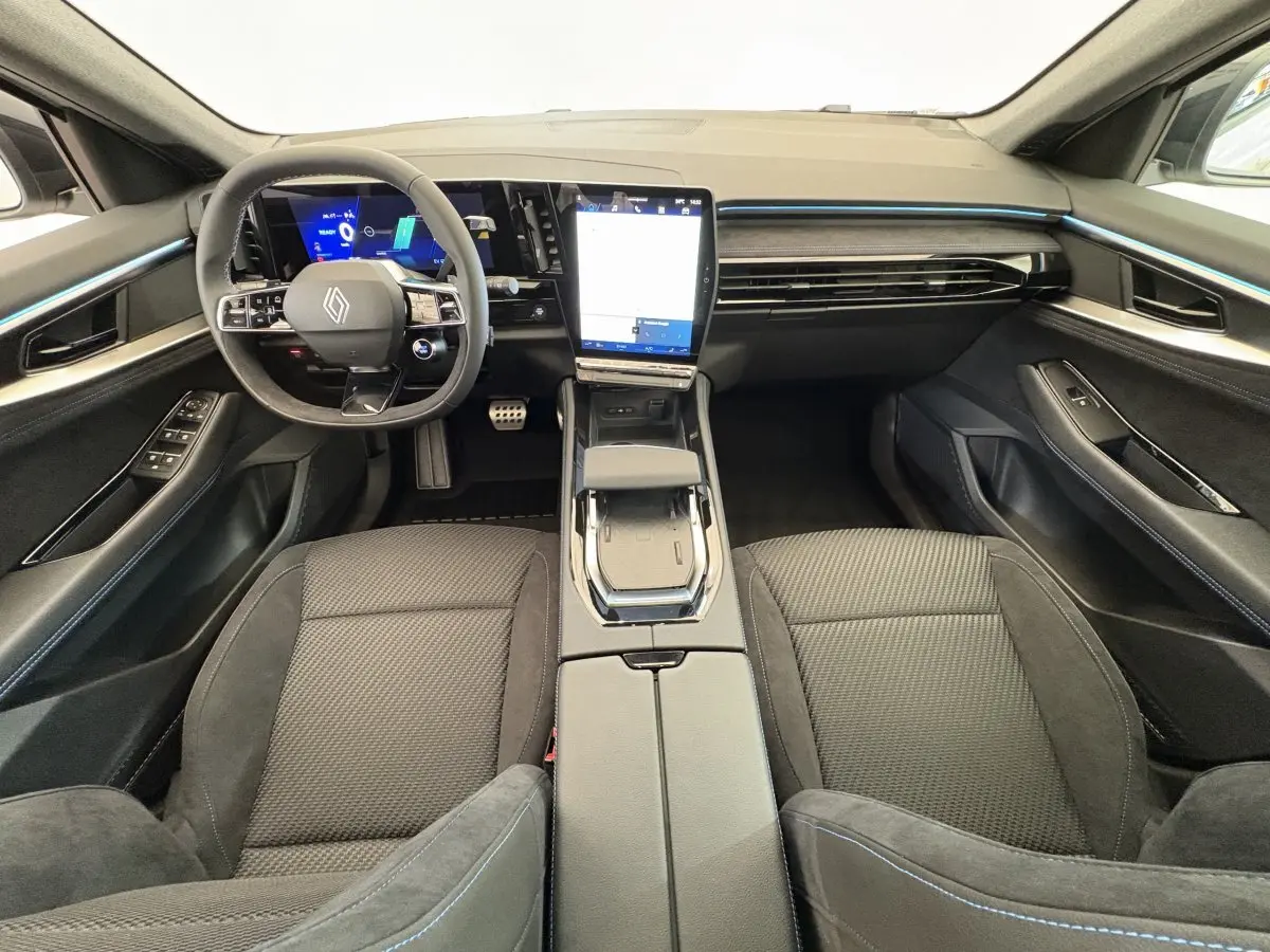 Vue intérieure avant du Renault Espace esprit Alpine 2025, avec volant suédé, écran tactile vertical et sièges noirs.