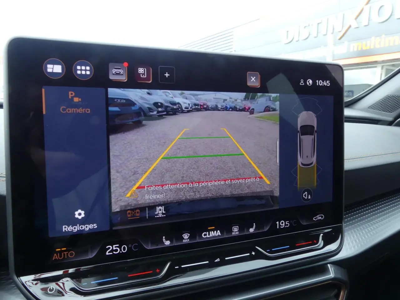 Écran tactile intérieur affichant la caméra de recul du CUPRA Formentor gris magnétique, vue arrière avec aides au stationnement.