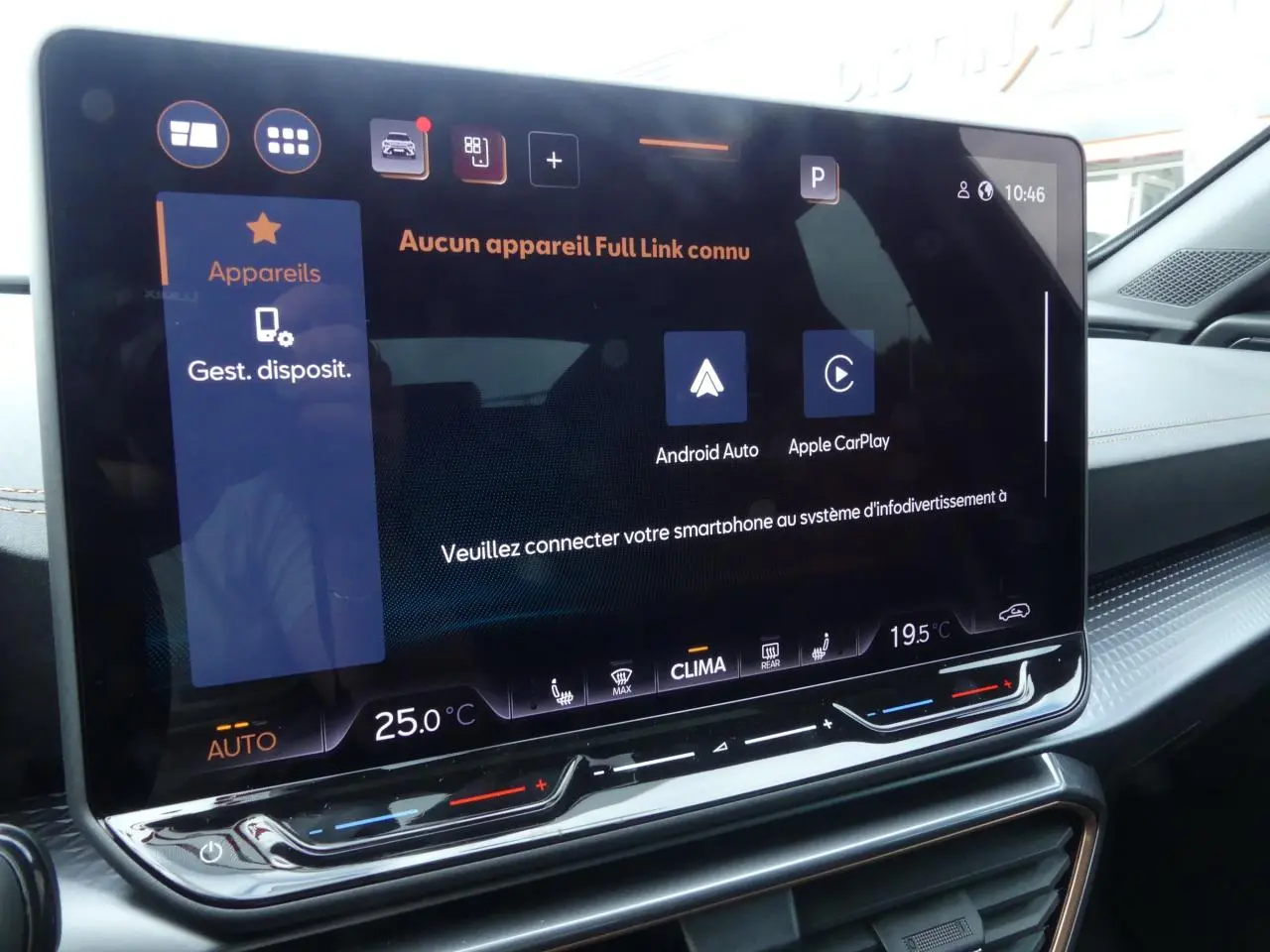 Écran tactile HD 12,9'' du système d'info-divertissement du CUPRA Formentor 2025, vue intérieure côté droit.