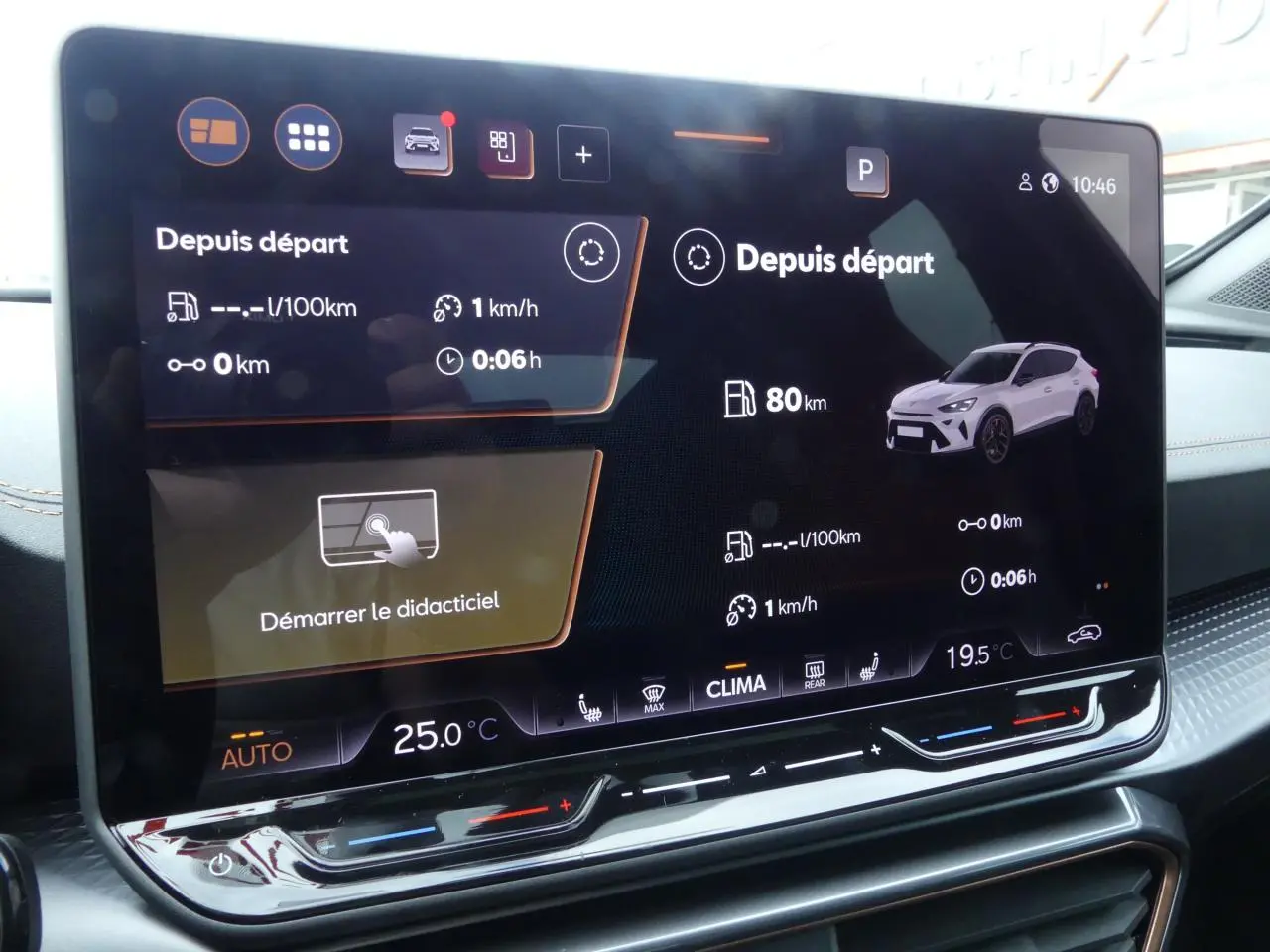 Écran tactile intérieur du tableau de bord du CUPRA Formentor 2025 affichant les données de conduite et la climatisation.