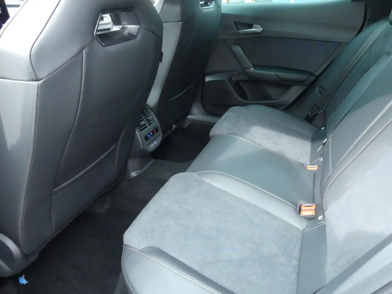 Vue côté droit de la banquette arrière gris suédine et cuir avec surpiqûres cuivrées du CUPRA Formentor 2025.