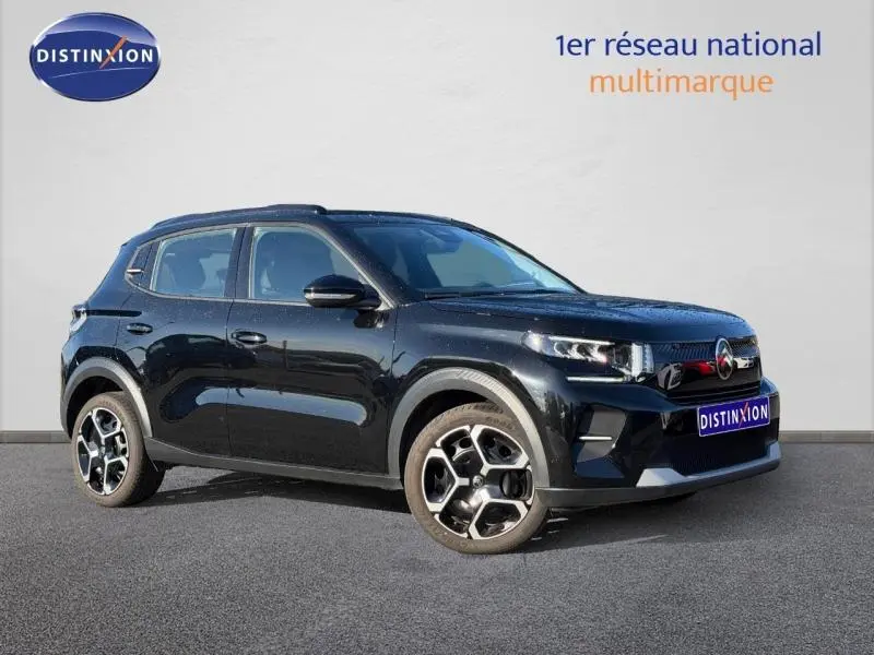 Citroën C3 1.2 Turbo 100ch PLUS noir Perla Nera vue 3/4 avant droit avec jantes distinctives et calandre moderne.