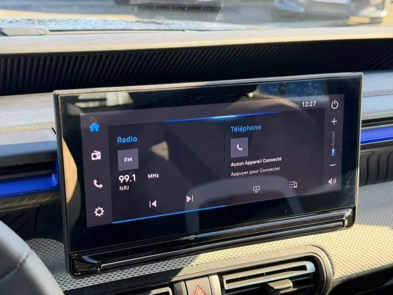 Écran tactile central de la Citroën C3 1.2 Turbo 100ch PLUS 2025, vue intérieure du tableau de bord noir Perla Nera.